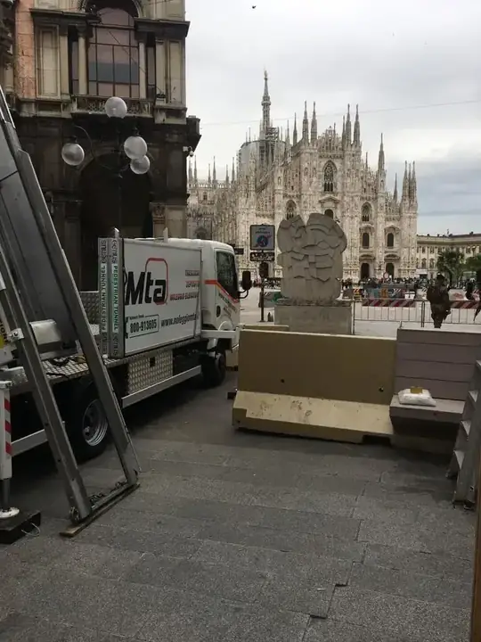 Camion Noleggio MTA parcheggiato vicino al Duomo di Milano
